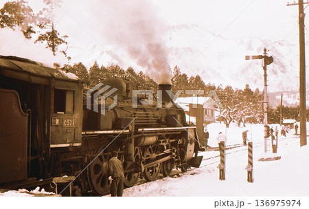 昭和44年　現役時代のC571　トップナンバー　磐越西線　白崎駅（現在三川駅）　記録写真　新潟県 136975974