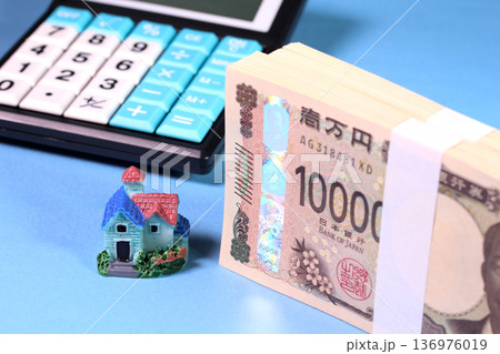 新札の札束とミニチュアハウスと電卓(不動産や住宅ローンのイメージ) 新札の札束とミニチュアハウスと電卓(不動産や住宅ローンのイメージ) 136976019