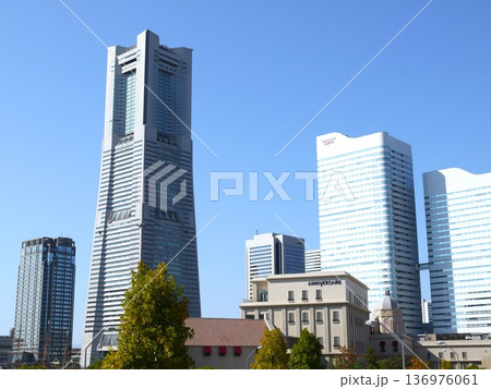 青空を背景にしたランドマークタワー 136976061