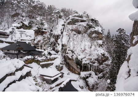 冬の山寺 修行の岩場 冬の山寺 修行の岩場 136976074