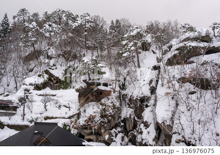 冬の山寺　修行の岩場 136976075