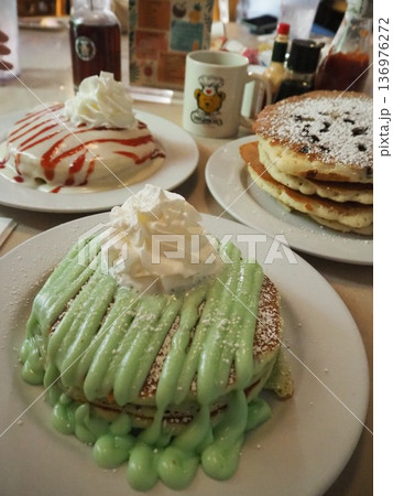 緑のパンケーキ 136976272