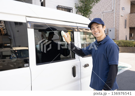 洗車した車を拭く男性 136976541