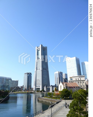 青空が広がるランドマークタワー 青空が広がるランドマークタワー 136976634