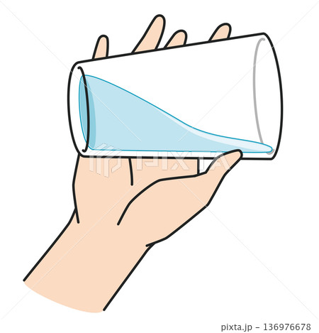 コップに入った水を飲む 136976678