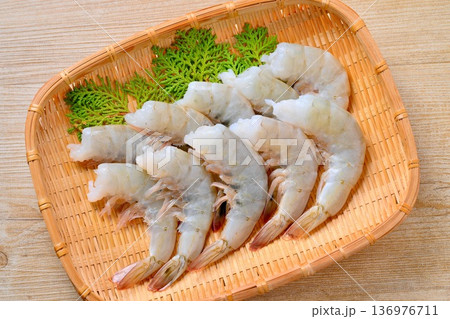 海鮮食材のバナメイエビ、バナメイ海老、バナメイえび、大きめの10匹 136976711