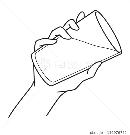 コップに入った水を持つ手の線画 コップに入った水を持つ手の線画 136976732