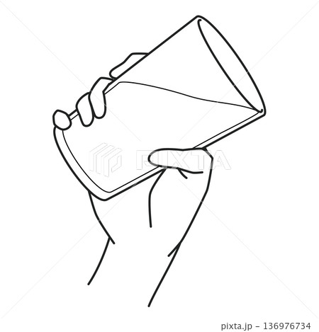 コップに入った水を手に持って飲む線画 コップに入った水を手に持って飲む線画 136976734