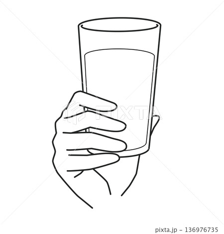 コップに入った水を持つ手の線画 136976735
