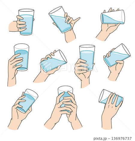 コップに入った水を持つ手　10パターン 136976737