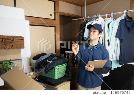 引越しの見積もりをとる作業員 引越しの見積もりをとる作業員 136976745
