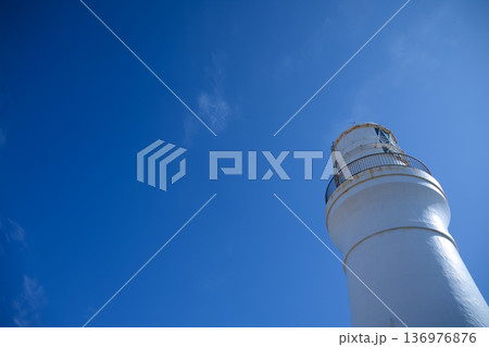 広い青空のコピースペースと白亜の御前崎灯台 136976876