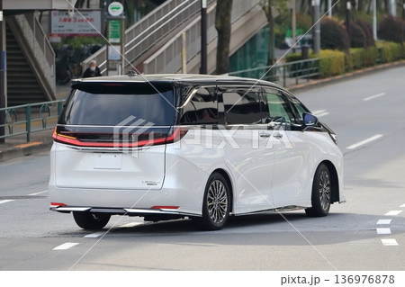 高級ミニバン 136976878