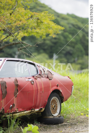 放置された赤い車 放置された赤い車 136976929