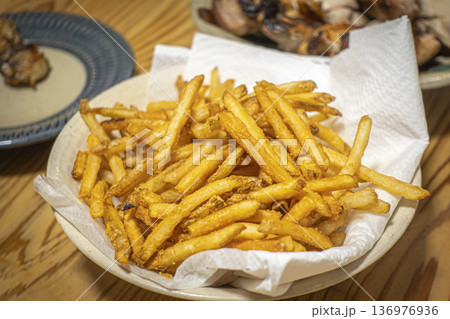 揚げたてのポテトフライ  136976936