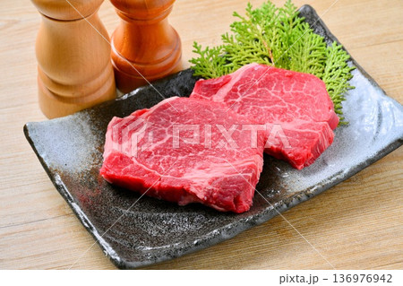 注)未加熱・未調理の生肉・精肉です。国産の牛ヒレ肉、ステーキ肉、赤身肉、ビーフ 注)未加熱・未調理の生肉・精肉です。国産の牛ヒレ肉、ステーキ肉、赤身肉、ビーフ 136976942