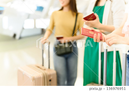 空港でパスポートを持つ女性 ■撮影協力:関西国際空港(KIX) 空港でパスポートを持つ女性 ■撮影協力:関西国際空港(KIX) 136976951