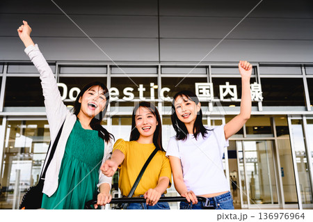 空港で喜ぶ女性三人 ■撮影協力：関西国際空港（KIX） 136976964