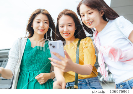 スマホで自撮りする友人たち ■撮影協力：関西国際空港（KIX） 136976965