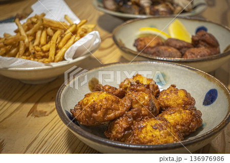 揚げたての唐揚げ 茶色い料理 136976986