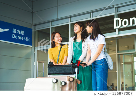 空港で談笑する女性三人 ■撮影協力：関西国際空港（KIX） 136977007