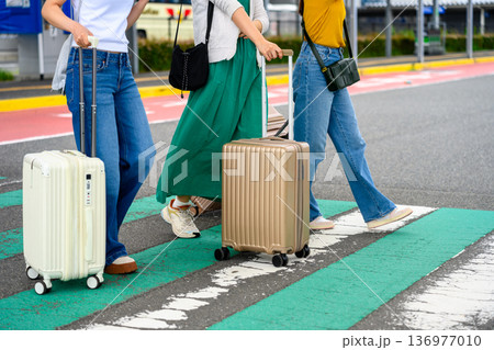 旅行者、スーツケースを引く ■撮影協力：関西国際空港（KIX） ■撮影協力：関西国際空港（KIX） 136977010