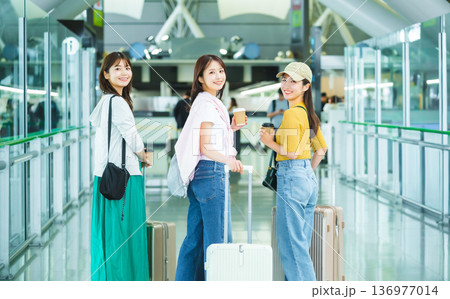 空港で旅行を楽しむ女性三人 ■撮影協力：関西国際空港（KIX） 136977014