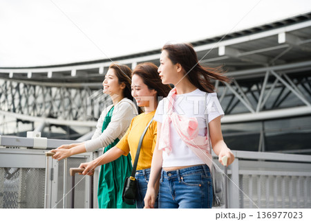 女性三人組の旅行 ■撮影協力:関西国際空港(KIX) 女性三人組の旅行 ■撮影協力:関西国際空港(KIX) 136977023