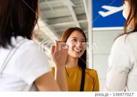 空港での友人との会話 ■撮影協力:関西国際空港(KIX) 空港での友人との会話 ■撮影協力:関西国際空港(KIX) 136977027