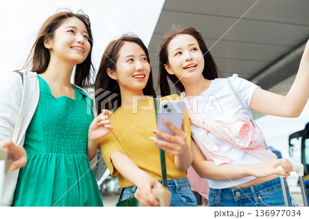 空港でスマホを見る友人 ■撮影協力:関西国際空港(KIX) 空港でスマホを見る友人 ■撮影協力:関西国際空港(KIX) 136977034