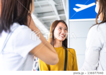 空港での友人との別れ ■撮影協力:関西国際空港(KIX) 空港での友人との別れ ■撮影協力:関西国際空港(KIX) 136977040