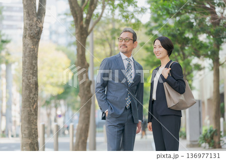 ミドルエイジのビジネスパーソン ミドルエイジのビジネスパーソン 136977131