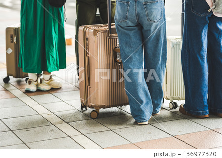 旅行者の足元とスーツケース ■撮影協力:関西国際空港(KIX) 旅行者の足元とスーツケース ■撮影協力:関西国際空港(KIX) 136977320