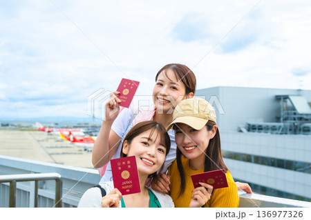 パスポートを持って旅行へ ■撮影協力：関西国際空港（KIX） 136977326