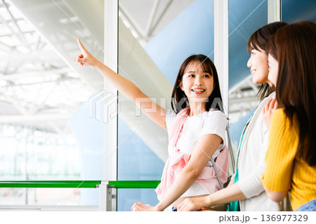 空港で友人へ案内する女性 ■撮影協力:関西国際空港(KIX) 空港で友人へ案内する女性 ■撮影協力:関西国際空港(KIX) 136977329
