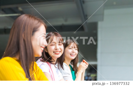 楽しそうに笑う女性三人 ■撮影協力：関西国際空港（KIX） 136977332