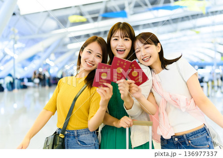 空港で喜ぶ女性三人組 ■撮影協力:関西国際空港(KIX) 空港で喜ぶ女性三人組 ■撮影協力:関西国際空港(KIX) 136977337