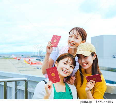 空港で喜ぶ女性三人組 ■撮影協力：関西国際空港（KIX） 136977465