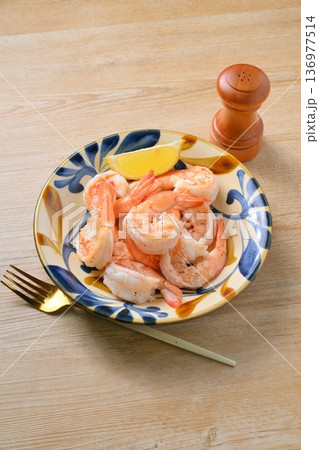 エビ（バナメイ海老）のソテー、レモンを添えて。 136977514