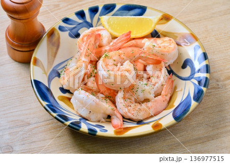 エビ（バナメイ海老）のソテー、レモンを添えて。 136977515