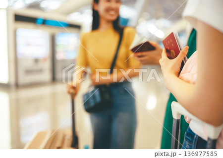 空港でパスポート確認 ■撮影協力:関西国際空港(KIX) 空港でパスポート確認 ■撮影協力:関西国際空港(KIX) 136977585