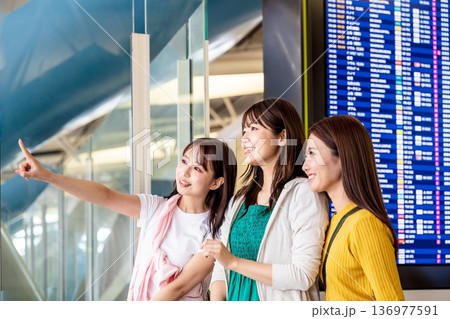 空港でフライト情報確認 ■撮影協力:関西国際空港(KIX) 空港でフライト情報確認 ■撮影協力:関西国際空港(KIX) 136977591