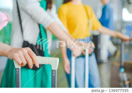 旅行カバンを持つ女性たち ■撮影協力：関西国際空港（KIX） 136977595