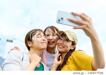友人たちと自撮りを楽しむ ■撮影協力:関西国際空港(KIX) 友人たちと自撮りを楽しむ ■撮影協力:関西国際空港(KIX) 136977596
