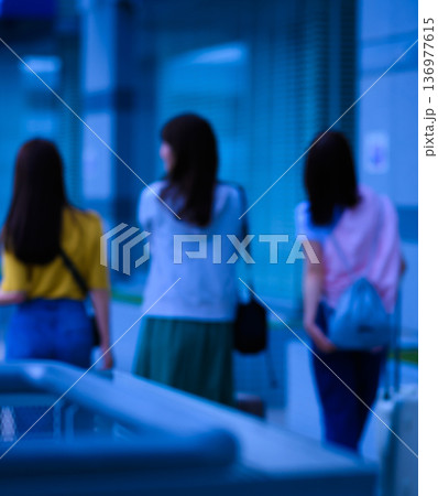 女性三人、旅行の移動 ■撮影協力:関西国際空港(KIX) 女性三人、旅行の移動 ■撮影協力:関西国際空港(KIX) 136977615