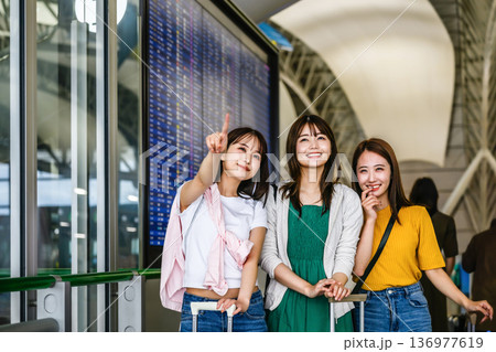 空港でフライト確認する友人 ■撮影協力：関西国際空港（KIX） 136977619