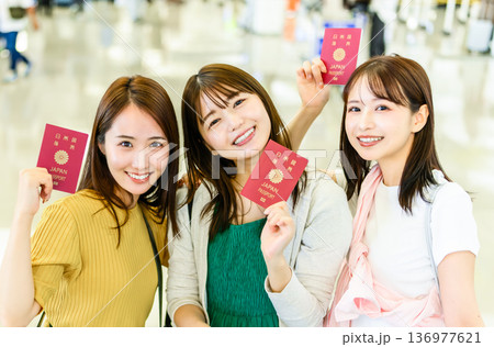 友人たちと海外旅行へ ■撮影協力:関西国際空港(KIX) 友人たちと海外旅行へ ■撮影協力:関西国際空港(KIX) 136977621