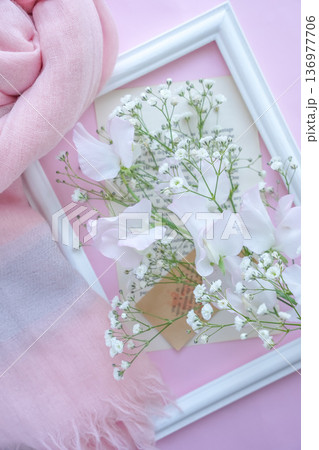 春イメージ　ピンク背景で彩るかすみ草とスイトピーの花束 136977706