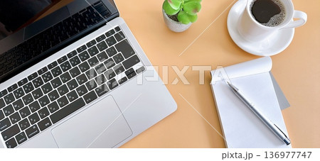 ビジネスイメージ メモとパソコン ビジネスイメージ メモとパソコン 136977747