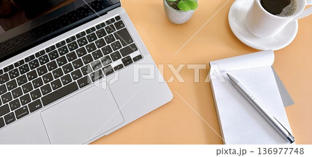 ビジネスイメージ メモとパソコン ビジネスイメージ メモとパソコン 136977748